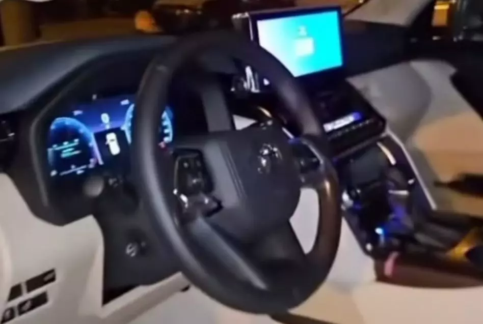 Toyota Land Cruiser 300 2025 có thêm trang bị nội thất mới.