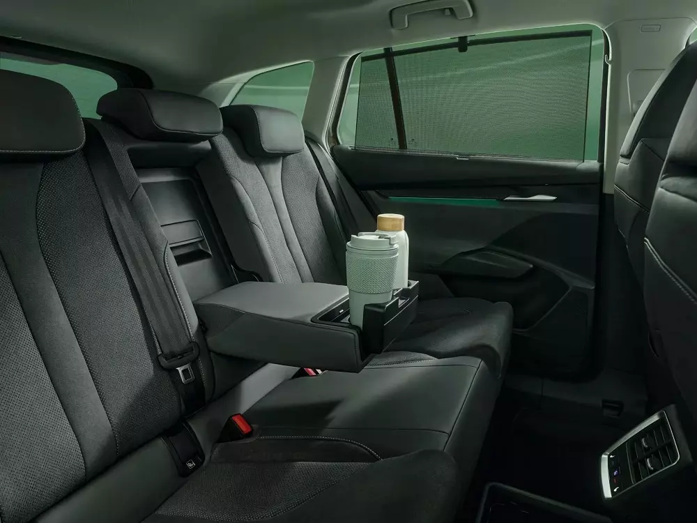 Hàng ghế sau của Skoda Enyaq 2025 có bệ tì tay tích hợp khay đựng ly Hàng ghế sau của Skoda Enyaq 2025 có bệ tì tay tích hợp khay đựng ly