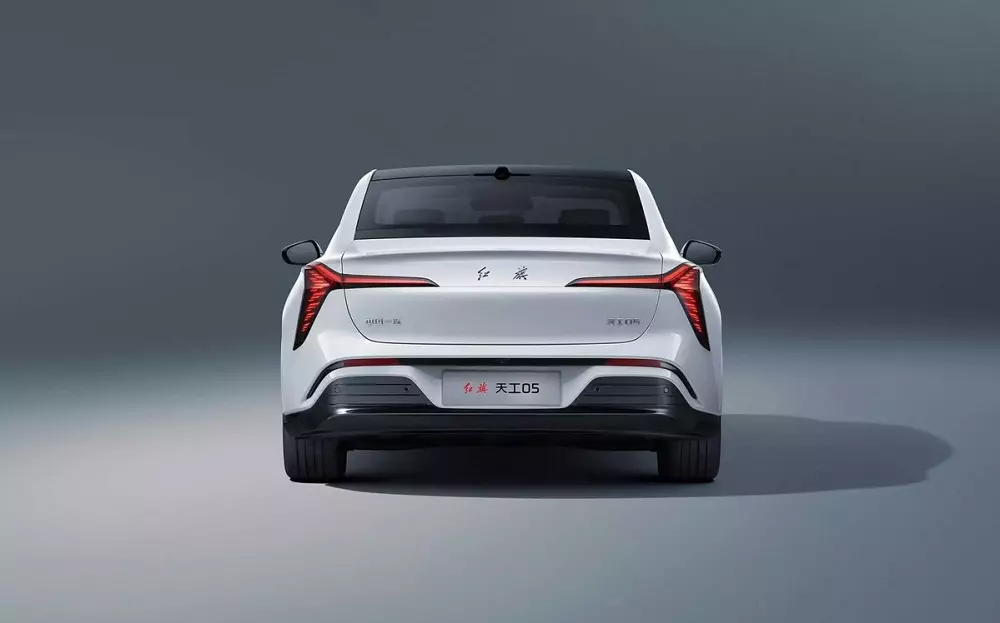 Hongqi Tiangong 05 chạy được 750 km sau một lần sạc pin Hongqi Tiangong 05 chạy được 750 km sau một lần sạc pin