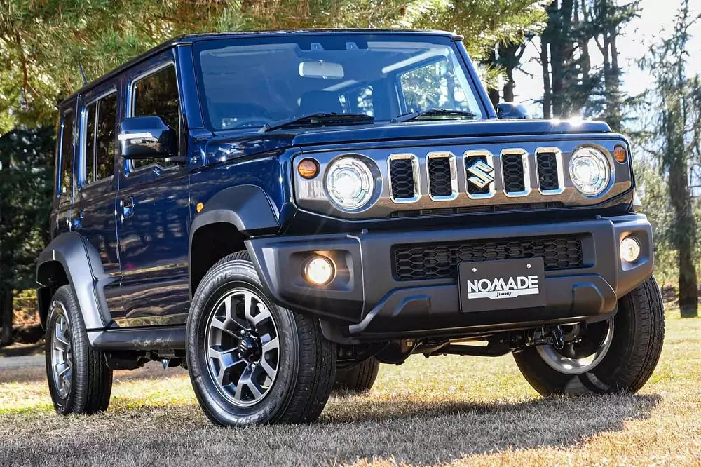 Suzuki Jimny Nomade sở hữu lưới tản nhiệt mạ crôm