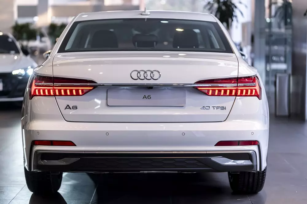 Audi A6 2025 nhìn từ phía sau Audi A6 2025 nhìn từ phía sau