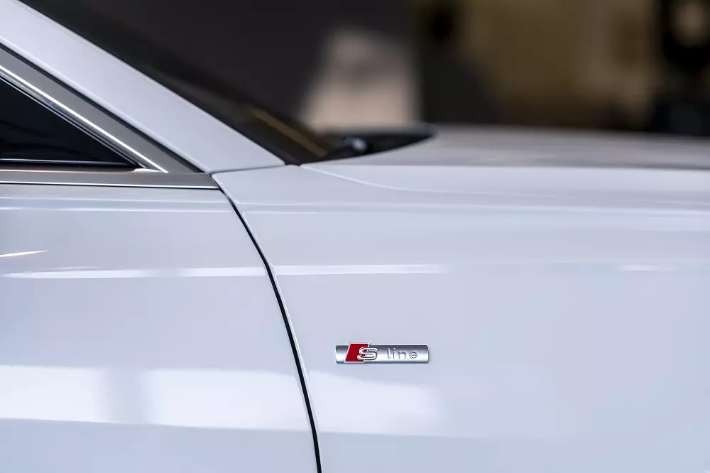 Logo S line bên sườn xe của Audi A6 2025 Logo S line bên sườn xe của Audi A6 2025