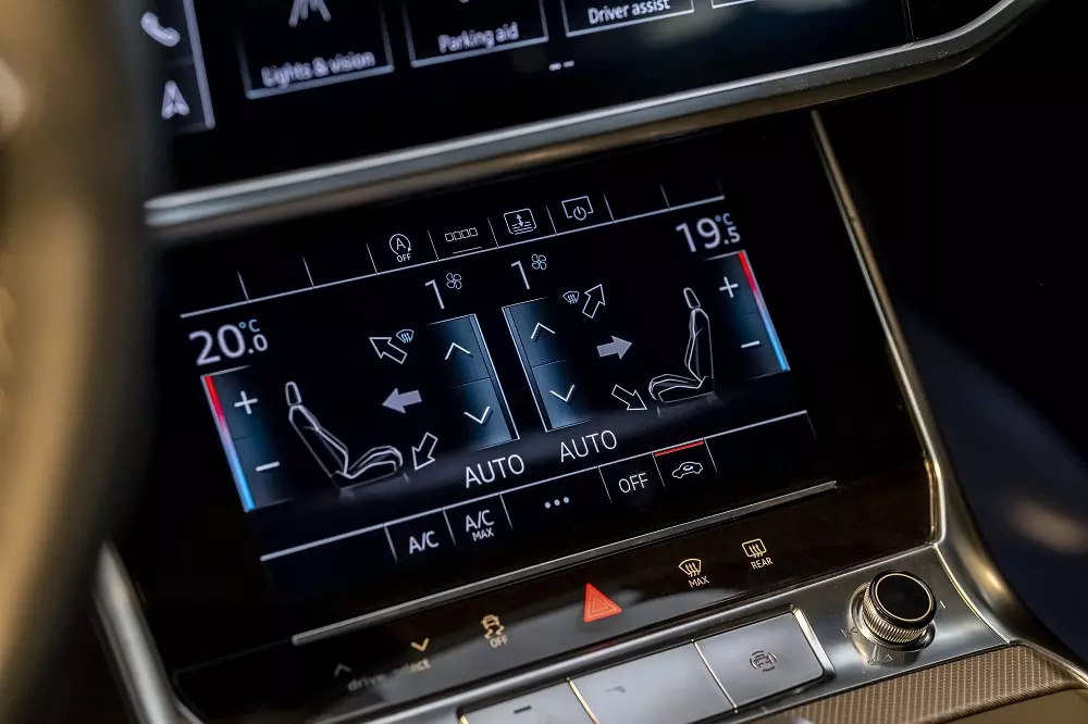 Màn hình phụ bên dưới để chỉnh các tính năng của Audi A6 2025 Màn hình phụ bên dưới để chỉnh các tính năng của Audi A6 2025