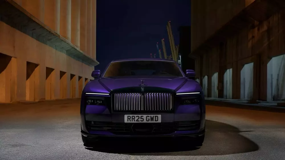 Rolls-Royce Black Badge Spectre sở hữu lưới tản nhiệt tích hợp đèn LED ẩn