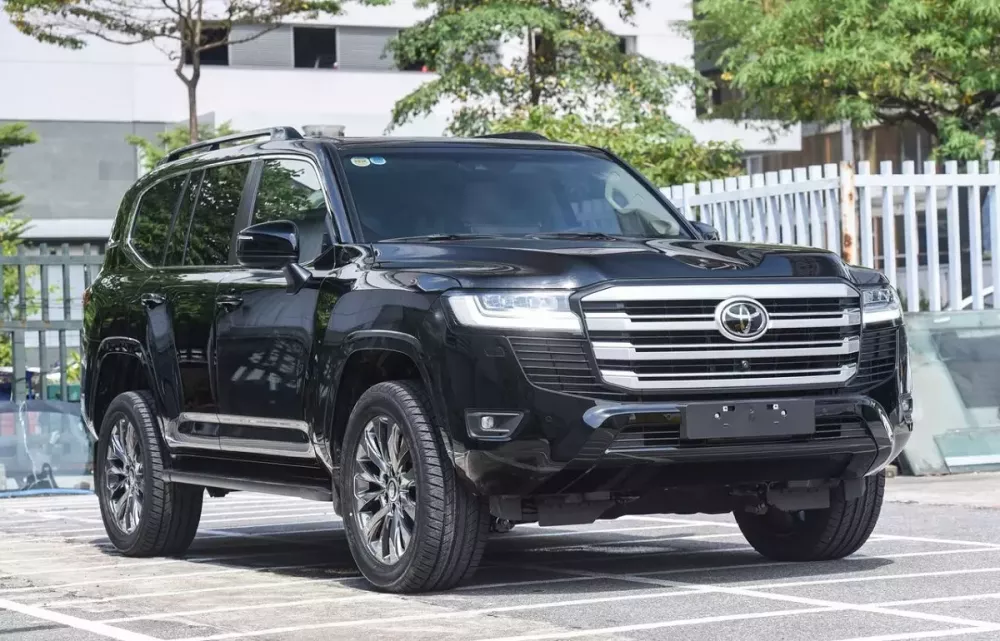 Toyota Land Cruiser LC300 2025 được bổ sung trang bị tiện nghi và an toàn