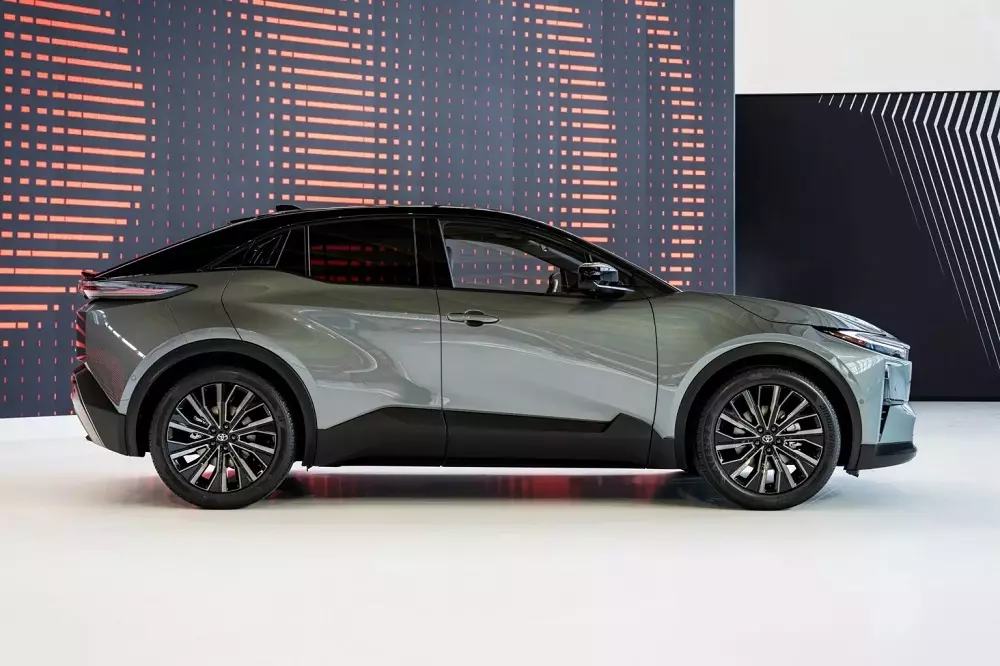 Toyota C-HR+ là xe nhắm đến khách hàng độc thân hoặc các cặp đôi Toyota C-HR+ là xe nhắm đến khách hàng độc thân hoặc các cặp đôi