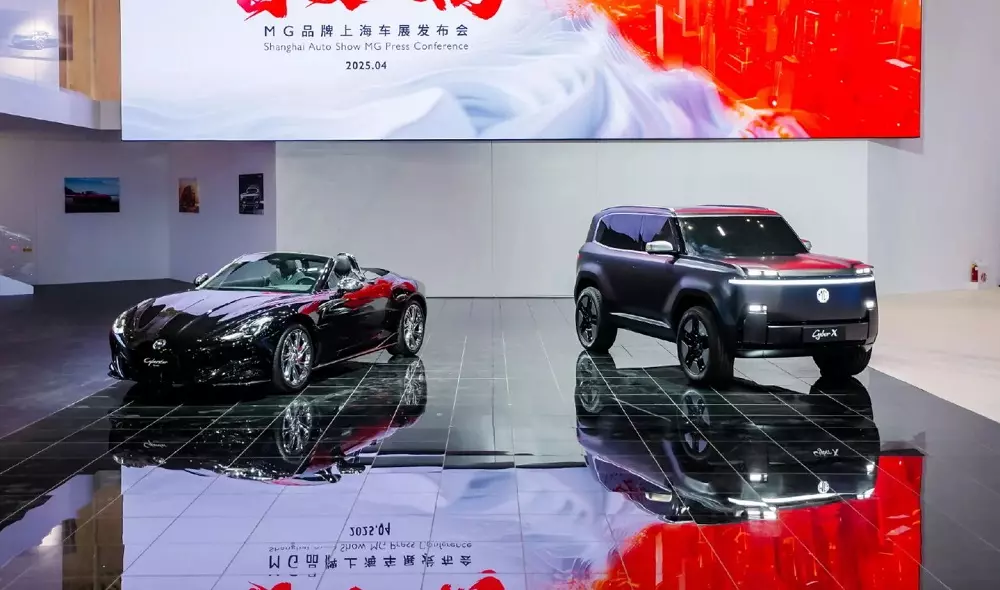 MG Cyber X (bên phải) và Cyberster MG Cyber X (bên phải) và Cyberster