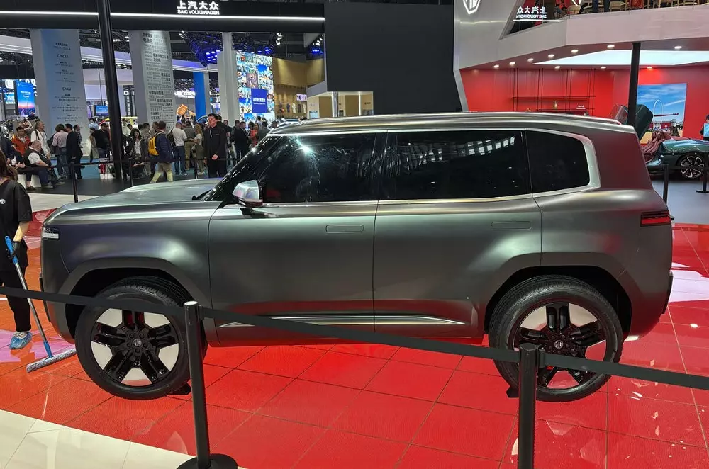 Khu vực bên sườn của MG Cyber X gợi liên tưởng đến Toyota Land Cruiser 300 Series Khu vực bên sườn của MG Cyber X gợi liên tưởng đến Toyota Land Cruiser 300 Series