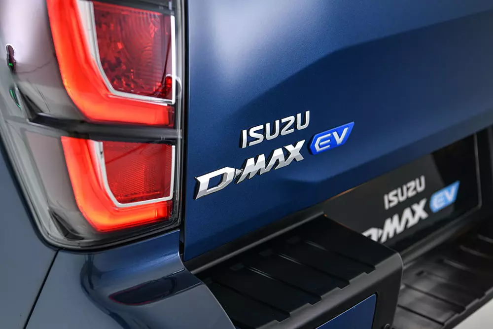 Isuzu D-Max EV sơn màu xanh “Norwegian Blue” Isuzu D-Max EV sơn màu xanh “Norwegian Blue”