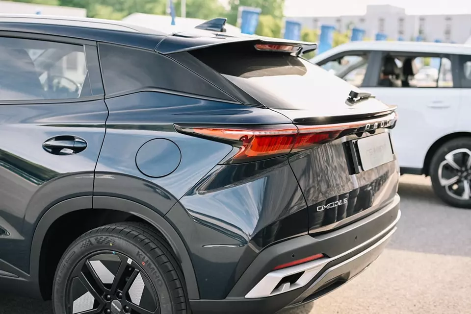 Thiết kế phía sau của Omoda C5 HEV không thay đổi Thiết kế phía sau của Omoda C5 HEV không thay đổi