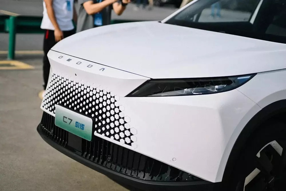 Omoda C7 SHS with Lexus-like grille