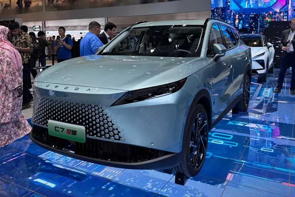 Omoda C7 SHS at the Shanghai Auto Show 2025
