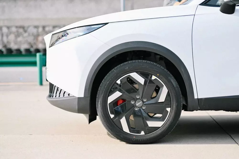 19-inch alloy wheels