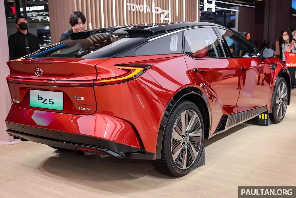Toyota bZ5 nhìn từ phía sau Toyota bZ5 nhìn từ phía sau