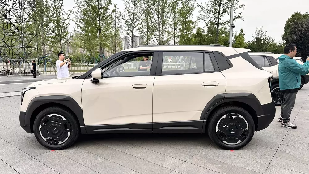 Nammi 06 có kích thước lớn hơn Dongfeng Box đang bán ở Việt Nam Nammi 06 có kích thước lớn hơn Dongfeng Box đang bán ở Việt Nam