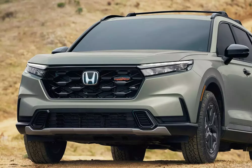 Logo TrailSport màu cam được bổ sung trên cả lưới tản nhiệt và cửa cốp sau của Honda CR-V TrailSport 2026 Logo TrailSport màu cam được bổ sung trên cả lưới tản nhiệt và cửa cốp sau của Honda CR-V TrailSport 2026