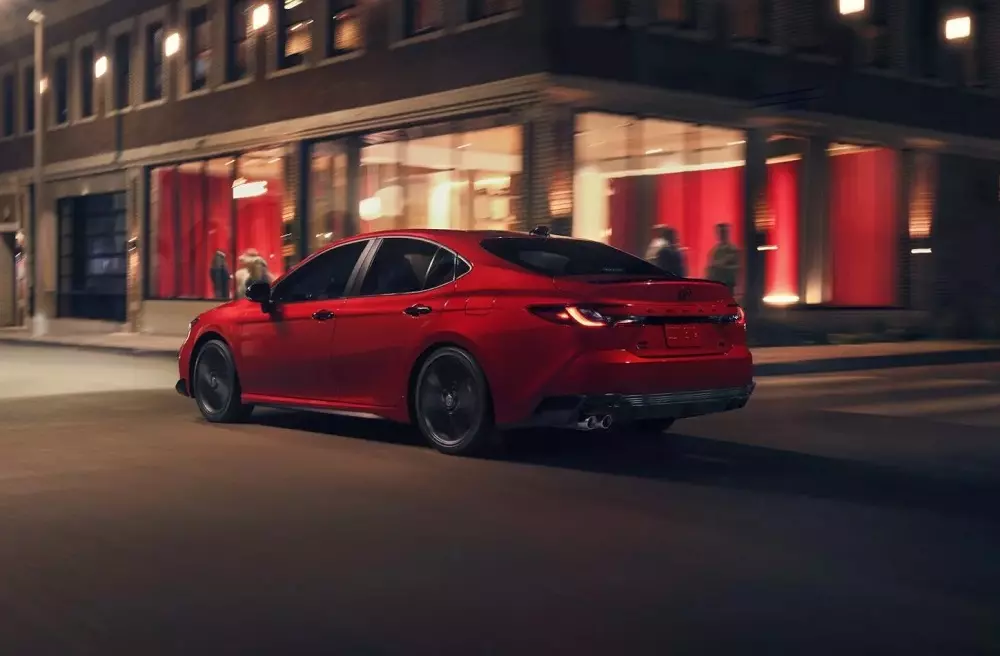 Toyota Camry Nightshade màu đỏ Toyota Camry Nightshade màu đỏ