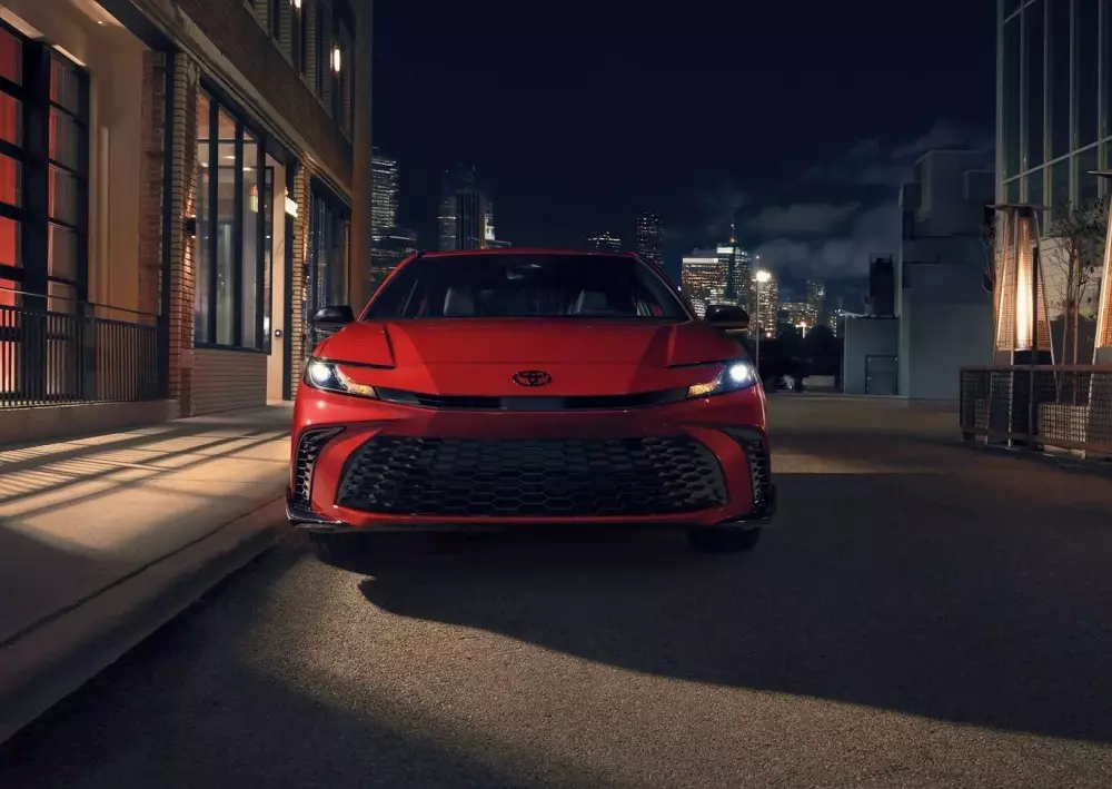 Toyota Camry Nightshade sở hữu nhiều chi tiết ngoại thất màu đen Toyota Camry Nightshade sở hữu nhiều chi tiết ngoại thất màu đen