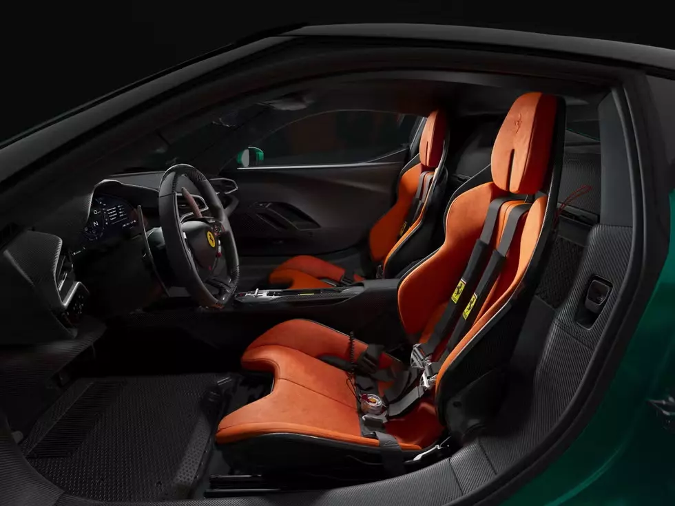 Ghế của Ferrari 296 Speciale giống ghế xe đua. Ghế của Ferrari 296 Speciale giống ghế xe đua.