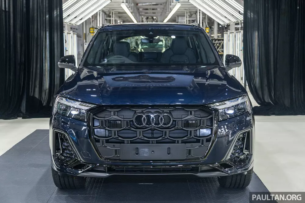 Cận cảnh khu vực đầu xe của Audi Q7 Cận cảnh khu vực đầu xe của Audi Q7