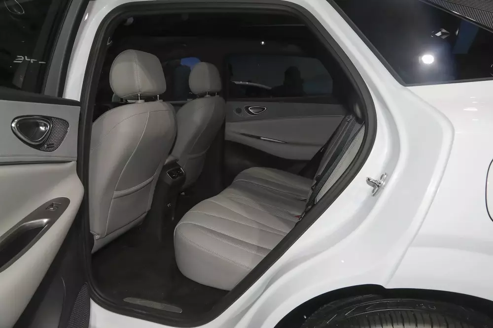 Hàng ghế sau rộng rãi của BYD Sealion 06 Hàng ghế sau rộng rãi của BYD Sealion 06