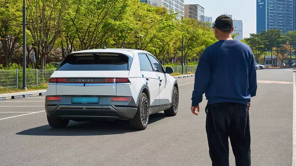 Ông Lee Young-Heum và chiếc Hyundai Ioniq 5 của mình Ông Lee Young-Heum và chiếc Hyundai Ioniq 5 của mình