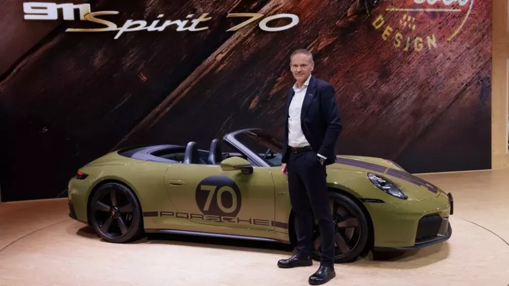 Ông Oliver Blume tại gian trưng bày của Porsche trong Triển lãm Ô tô Thượng Hải 2025 Ông Oliver Blume tại gian trưng bày của Porsche trong Triển lãm Ô tô Thượng Hải 2025