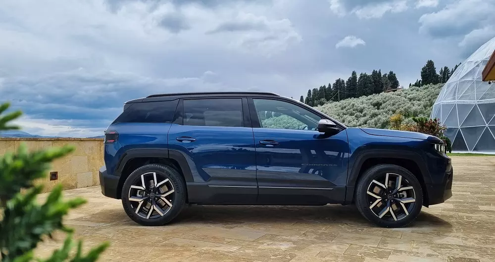 Jeep Compass 2026 dùng chung khung gầm với Peugeot 5008. Jeep Compass 2026 dùng chung khung gầm với Peugeot 5008.