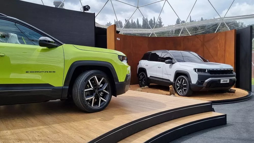 Jeep Compass 2026 màu xanh Hawaii và trắng Nam Cực. Jeep Compass 2026 màu xanh Hawaii và trắng Nam Cực.
