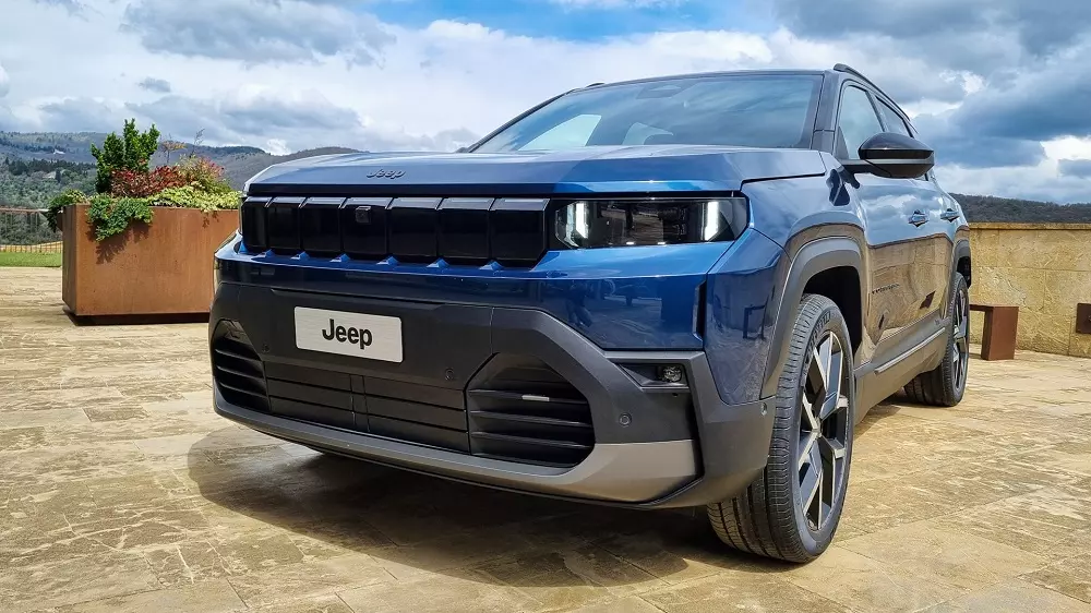 Jeep Compass 2026 nhìn từ phía trước. Jeep Compass 2026 nhìn từ phía trước.