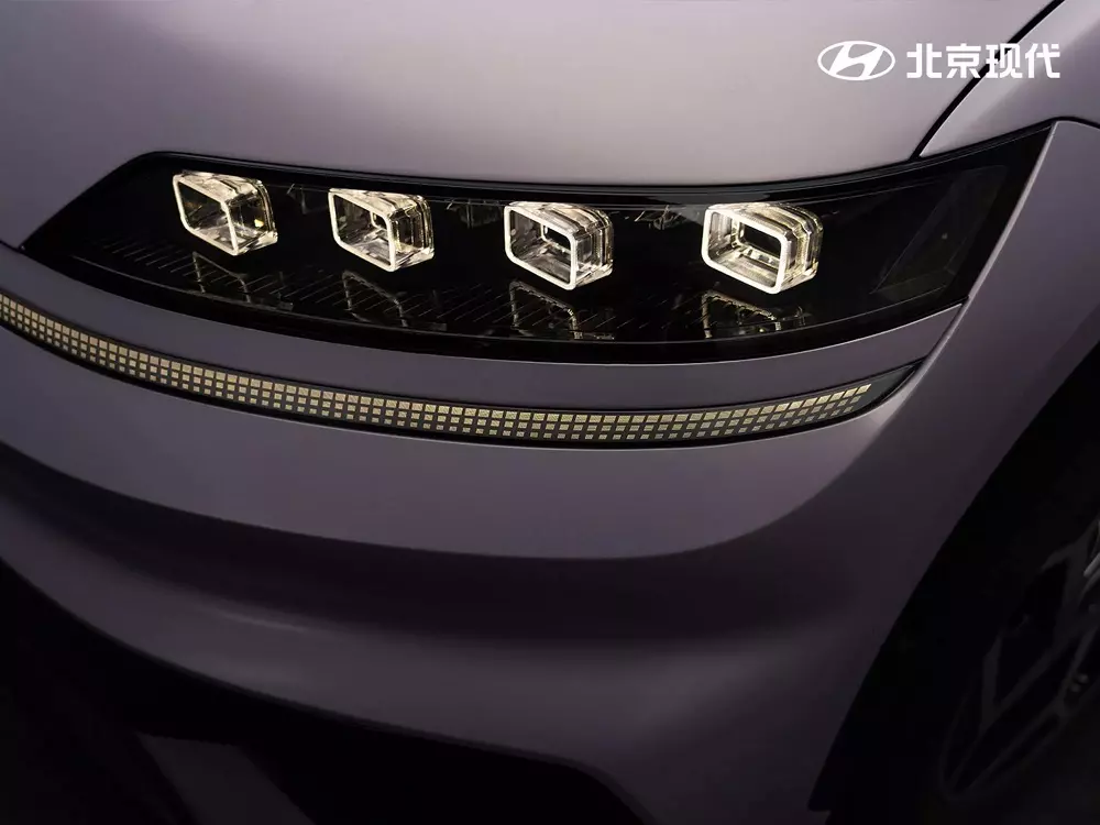 Cận cảnh đèn pha với 4 bóng LED hình vuông của Hyundai Elexio Cận cảnh đèn pha với 4 bóng LED hình vuông của Hyundai Elexio
