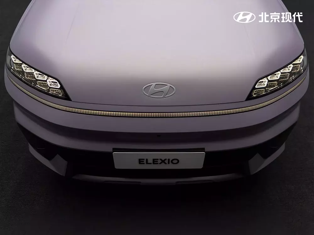 Dải đèn LED định vị ban ngày của Hyundai Elexio nằm vắt ngang đầu xe Dải đèn LED định vị ban ngày của Hyundai Elexio nằm vắt ngang đầu xe