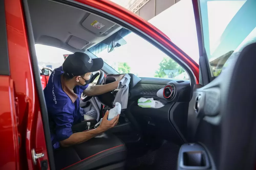 Kỹ thuật viên chăm sóc xe của khách hàng trong sự kiện Hyundai Care Day Kỹ thuật viên chăm sóc xe của khách hàng trong sự kiện Hyundai Care Day