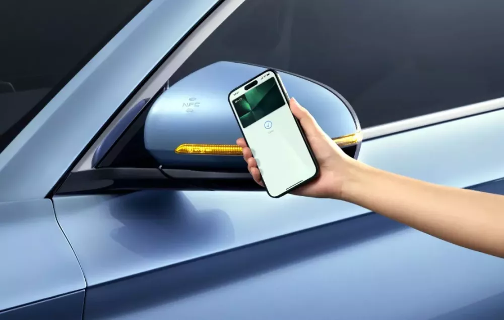 Ứng dụng BYD APP cho phép chủ xe mở cửa mà không cần dùng chìa khóa thông thường. Ứng dụng BYD APP cho phép chủ xe mở cửa mà không cần dùng chìa khóa thông thường.