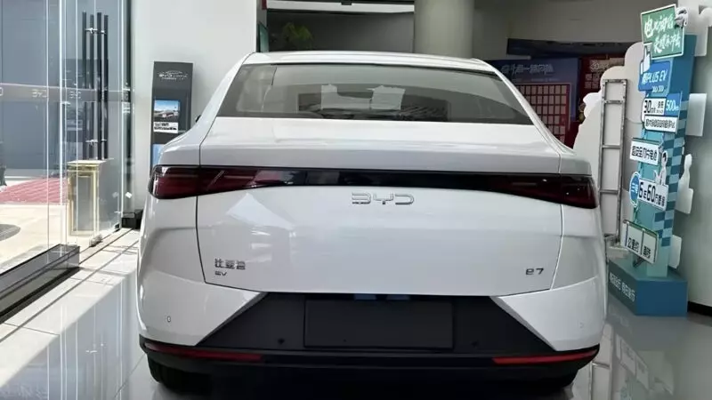 Cửa cốp sau của BYD e7 tích hợp cánh gió nhỏ Cửa cốp sau của BYD e7 tích hợp cánh gió nhỏ