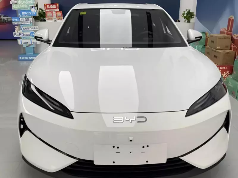BYD e7 có thiết kế đầu xe khá giống Denza Z9 BYD e7 có thiết kế đầu xe khá giống Denza Z9