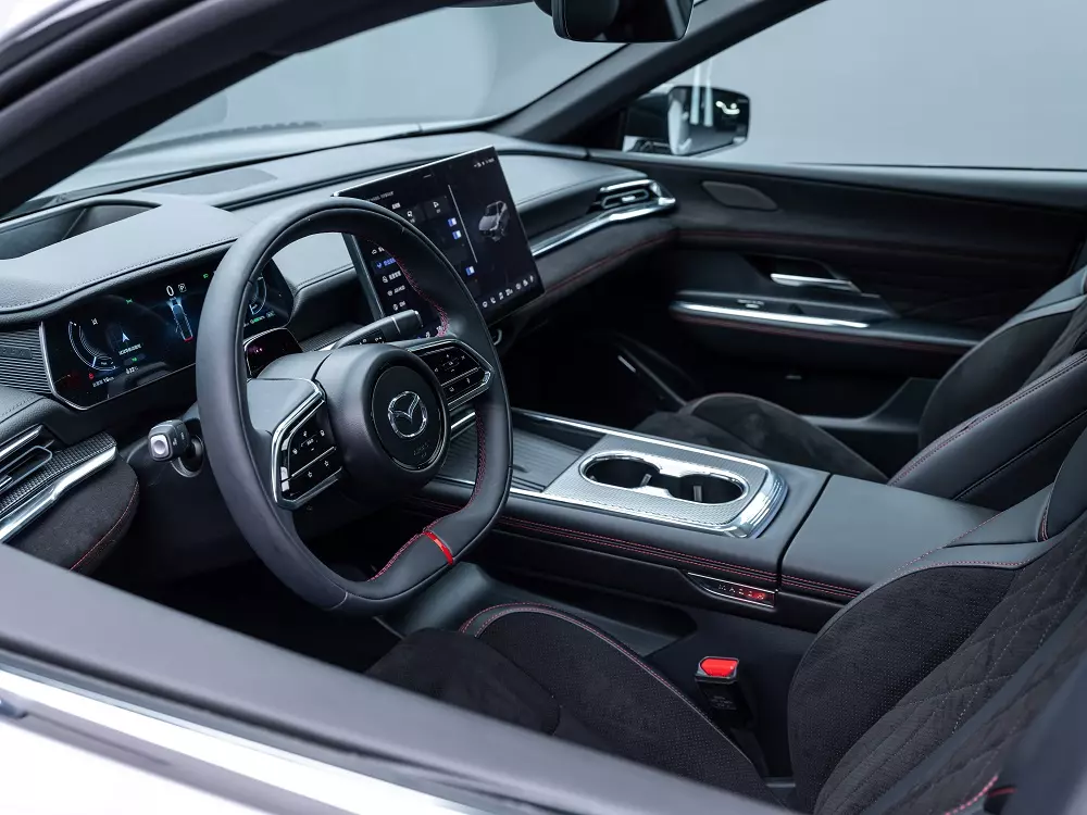 Trang bị tiện nghi của Mazda EZ-6 Sports Edition khá phong phú Trang bị tiện nghi của Mazda EZ-6 Sports Edition khá phong phú