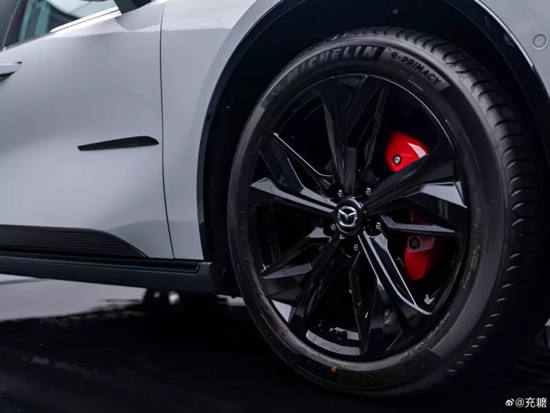 Mazda EZ-6 Sports Edition sở hữu cùm phanh màu đỏ Mazda EZ-6 Sports Edition sở hữu cùm phanh màu đỏ