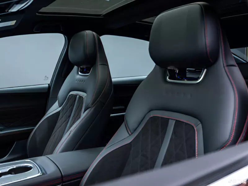 Ghế bọc da pha Alcantara của Mazda EZ-6 Sports Edition Ghế bọc da pha Alcantara của Mazda EZ-6 Sports Edition
