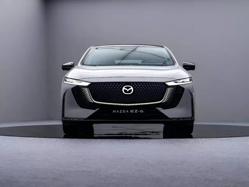 Mazda EZ-6 Sports Edition sở hữu các chi tiết ngoại thất màu đen Mazda EZ-6 Sports Edition sở hữu các chi tiết ngoại thất màu đen