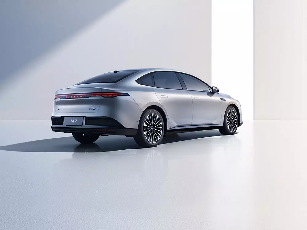 Nissan N7 nhìn từ phía sau Nissan N7 nhìn từ phía sau