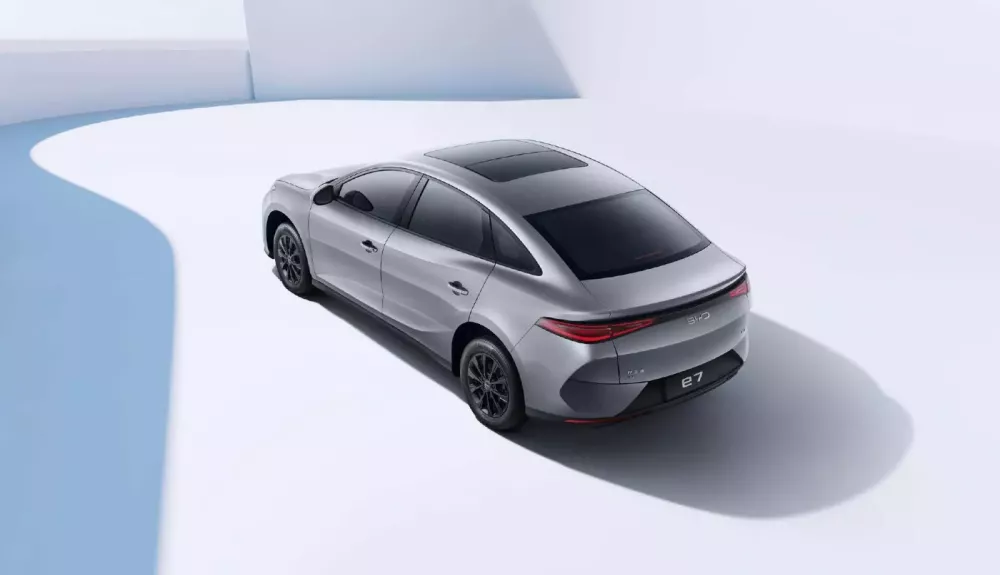 Tuy là xe giá rẻ nhưng BYD e7 vẫn có cửa sổ trời toàn cảnh Tuy là xe giá rẻ nhưng BYD e7 vẫn có cửa sổ trời toàn cảnh