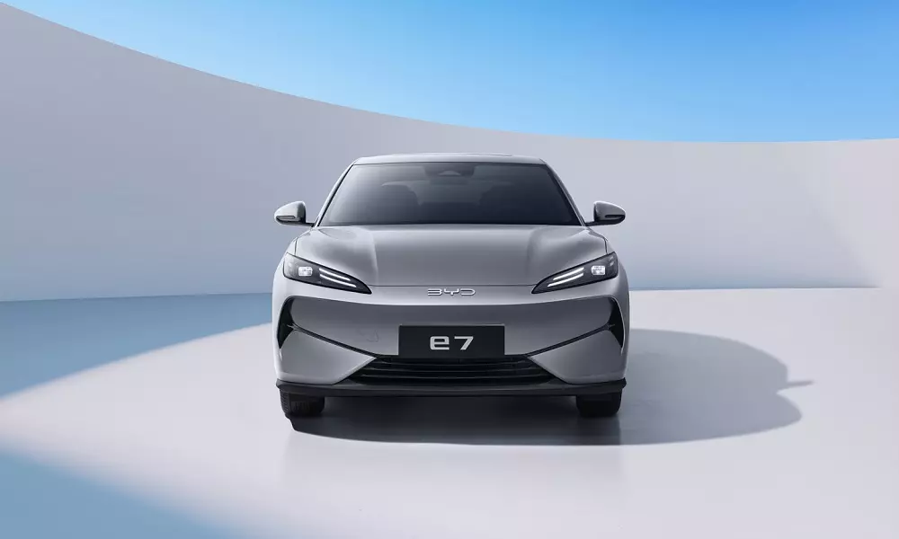 BYD e7 nhìn từ phía trước BYD e7 nhìn từ phía trước