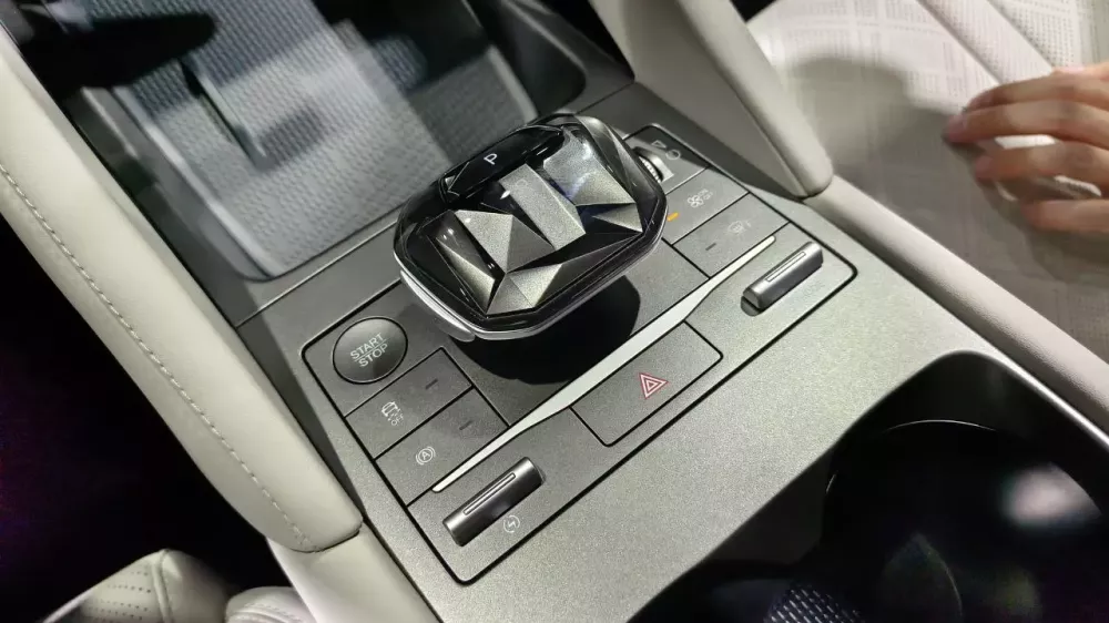Cụm điều khiển trung tâm của BYD Atto 2 với cần số góc cạnh Cụm điều khiển trung tâm của BYD Atto 2 với cần số góc cạnh