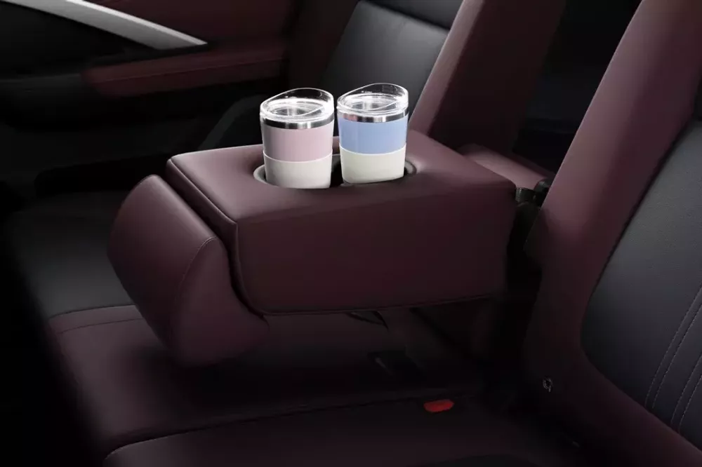Bệ tì tay trung tâm mới ở hàng ghế thứ hai của Mitsubishi Xpander 2026 Bệ tì tay trung tâm mới ở hàng ghế thứ hai của Mitsubishi Xpander 2026