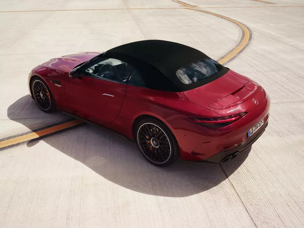 Mercedes-AMG SL 63 S E Performance được trang bị mui nỉ đóng, mở chỉnh điện Mercedes-AMG SL 63 S E Performance được trang bị mui nỉ đóng, mở chỉnh điện