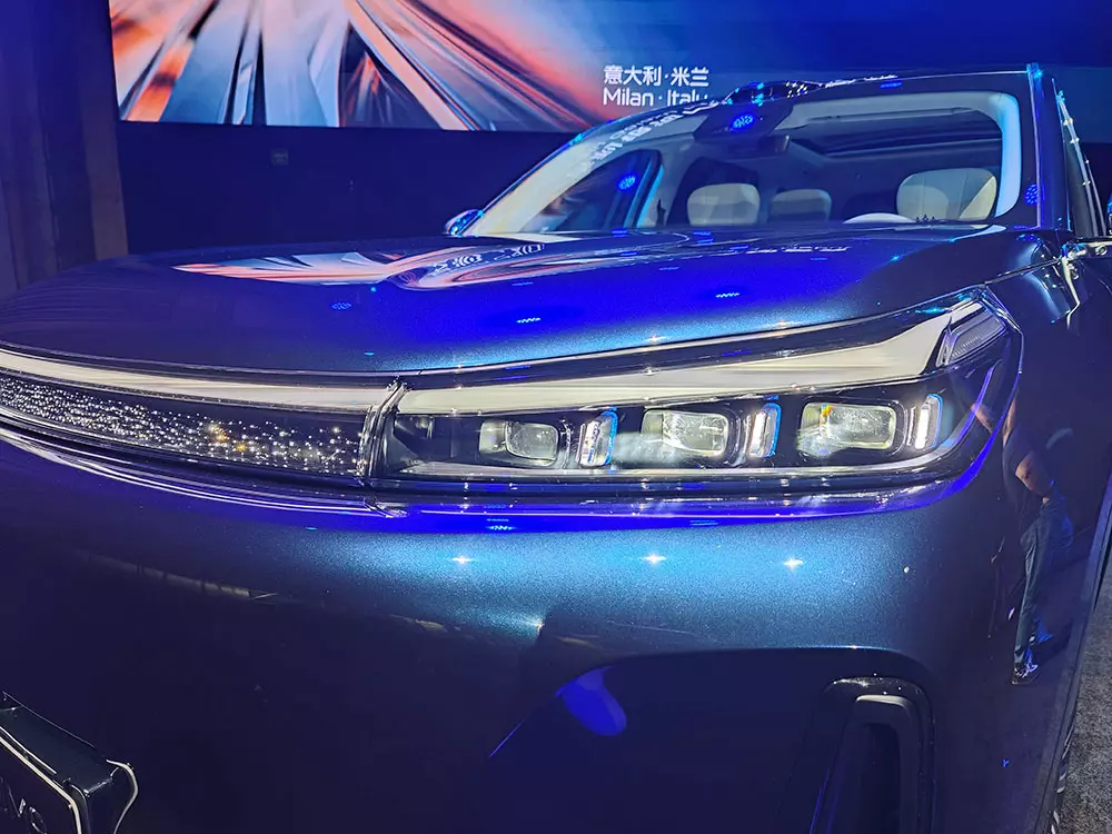 Cận cảnh đèn pha LED của Geely Galaxy M9 Cận cảnh đèn pha LED của Geely Galaxy M9