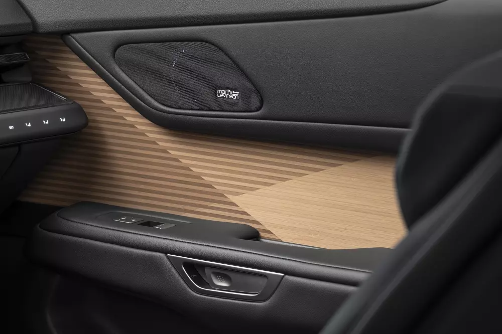 Tấm ốp trang trí tích hợp đèn làm bằng kỹ thuật in xếp lớp tre của Lexus ES mới Tấm ốp trang trí tích hợp đèn làm bằng kỹ thuật in xếp lớp tre của Lexus ES mới