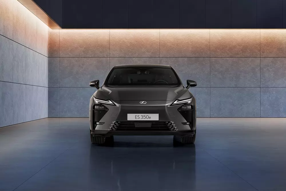 Lexus ES 2026 phiên bản thuần điện nhìn từ phía trước Lexus ES 2026 phiên bản thuần điện nhìn từ phía trước