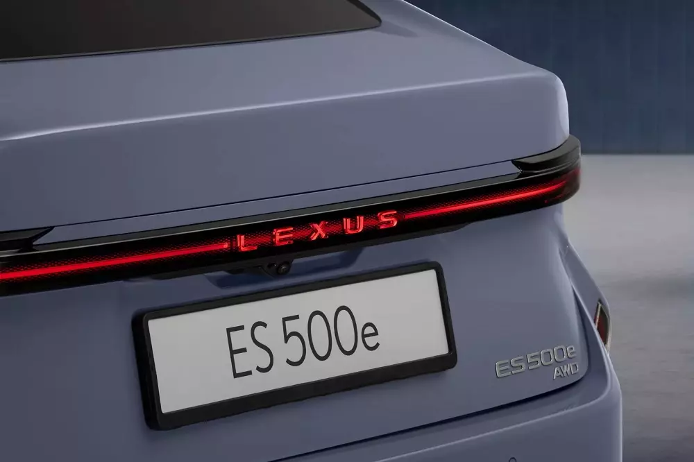 Cụm đèn hậu của Lexus ES 2026 tích hợp dòng chữ Lexus Cụm đèn hậu của Lexus ES 2026 tích hợp dòng chữ Lexus